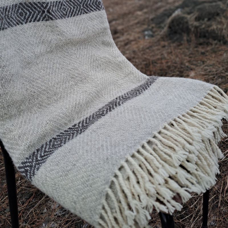 Vevd sofateppe mellomtykt med knytte frynser