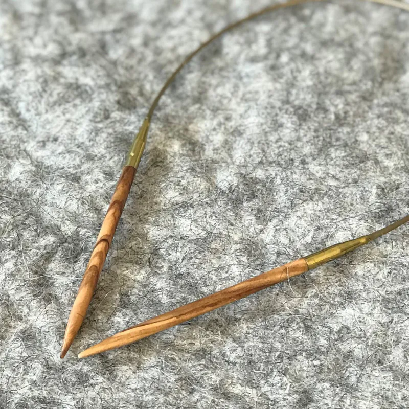 Addi rundpinner i oliventre 60 cm